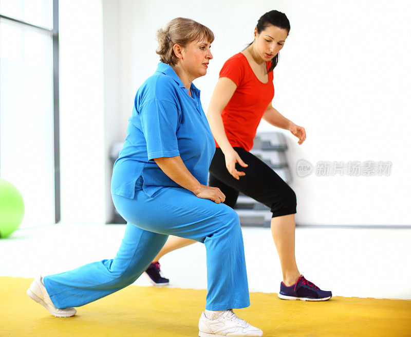在健身房进行减肥运动。
