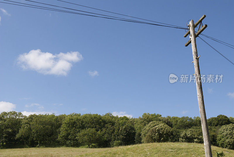 有电话线路的乡村景色