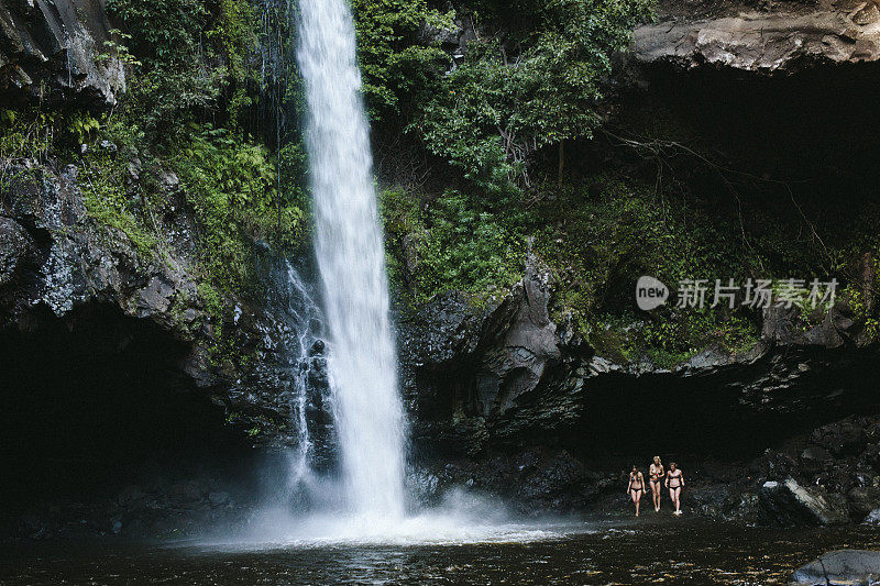 夏威夷瀑布旁的三个女人