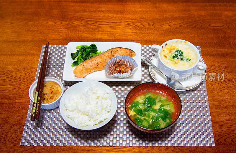 日式本州早餐放在木桌上