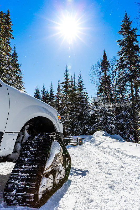 冬季森林里的履带式雪地车辆