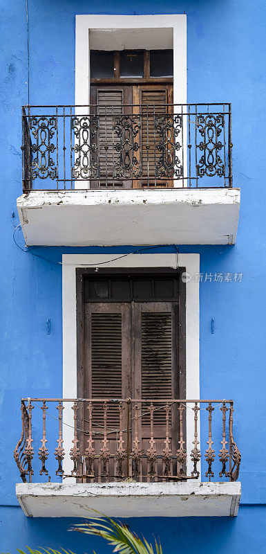 带有阳台的色彩鲜艳的墙壁。老圣胡安，波多黎各。
