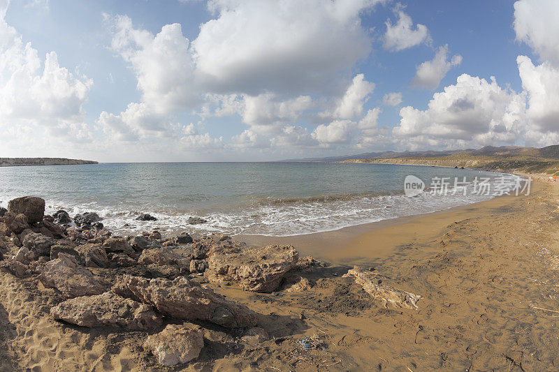 宁静孤独的岩石和沙子蓝色地中海拉腊海滩塞浦路斯