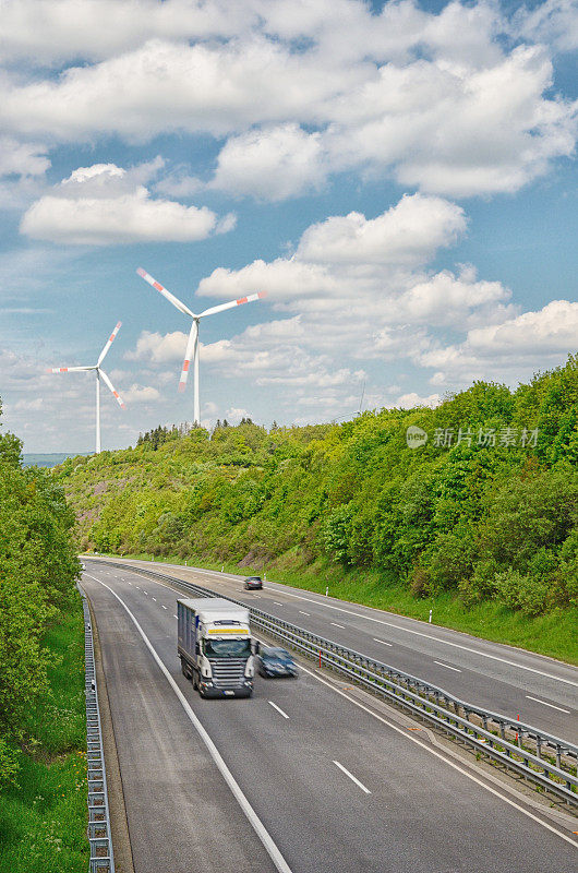 风力涡轮机后面的高速公路与交通