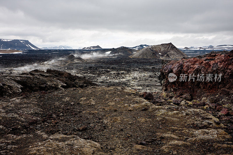 冰岛热气腾腾的熔岩田