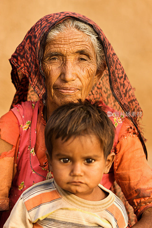 拉贾斯坦邦妇女和她的孙子。印度