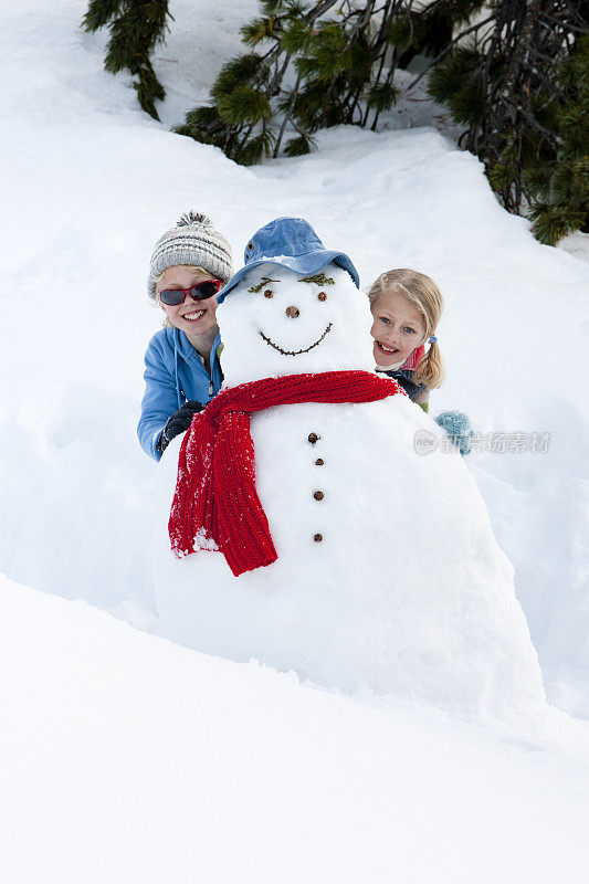 孩子们玩雪人