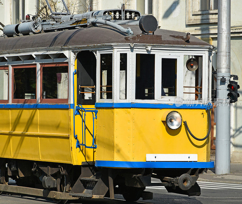 城市里古老的黄色有轨电车