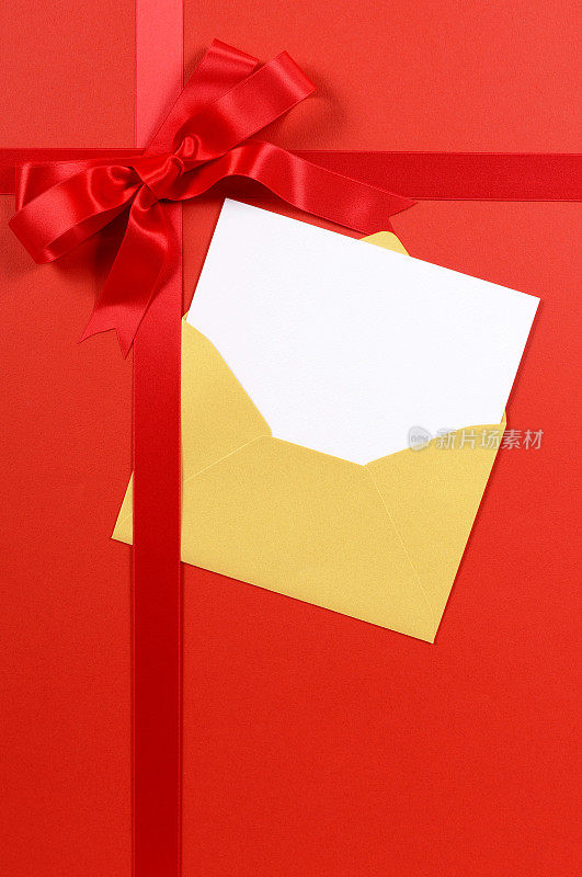 红色的礼物和空白的贺卡
