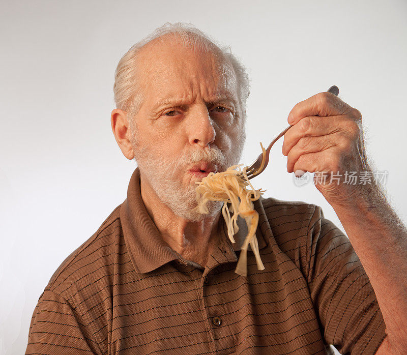 老年男性吃面食