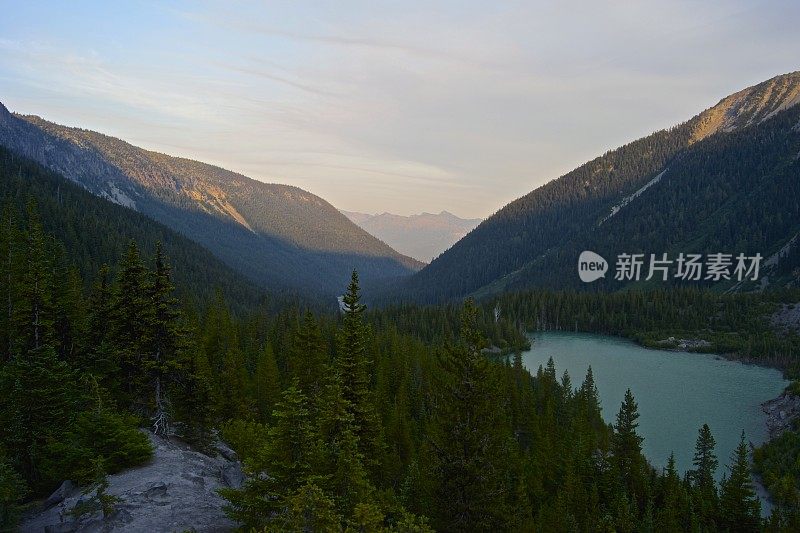 雷尼尔山的绿湖