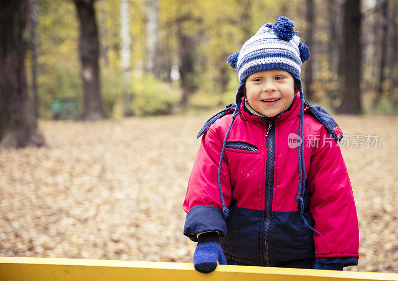 秋天的一天，男孩在公园里