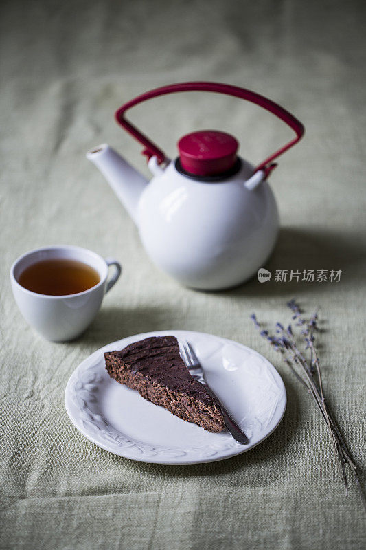 巧克力蛋糕，一杯茶和一个茶壶
