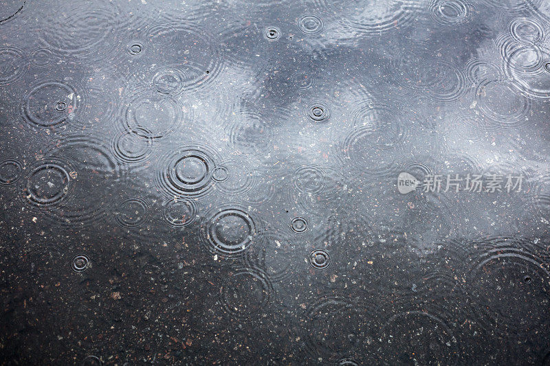 潮湿的沥青，水坑和雨滴