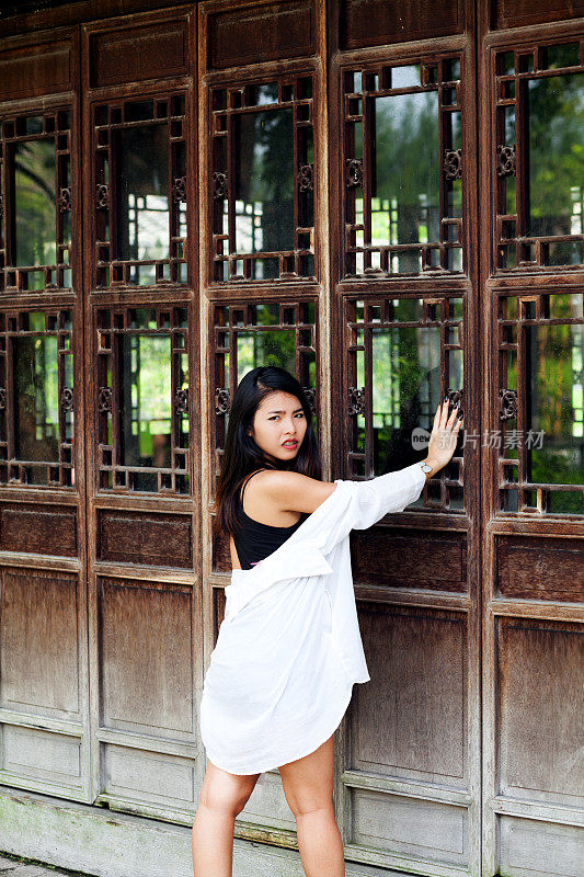 泰国女孩站在中式窗户前