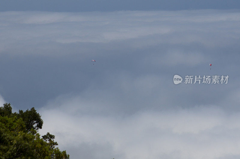 在地中海著名的度假胜地克莱贝克谷，在多雾的海岸进行滑翔伞运动