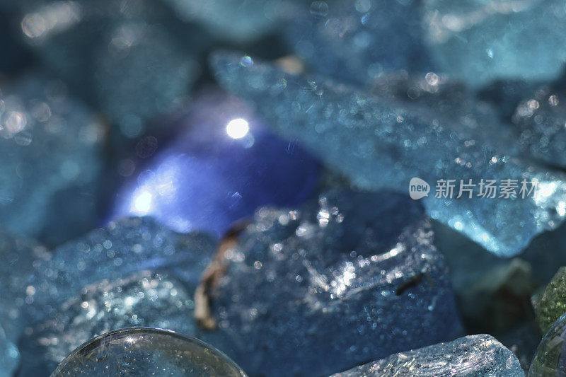 青色的蓝色鹅卵石石头在软焦点的背景