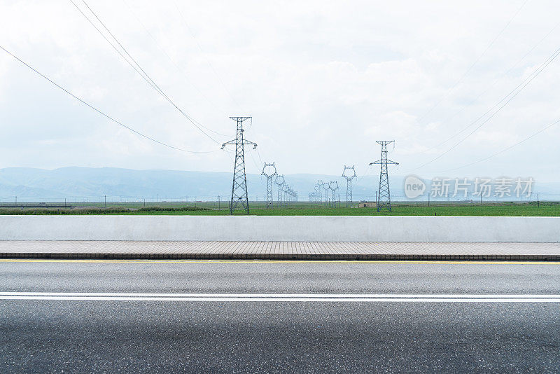 以高压塔为背景的道路