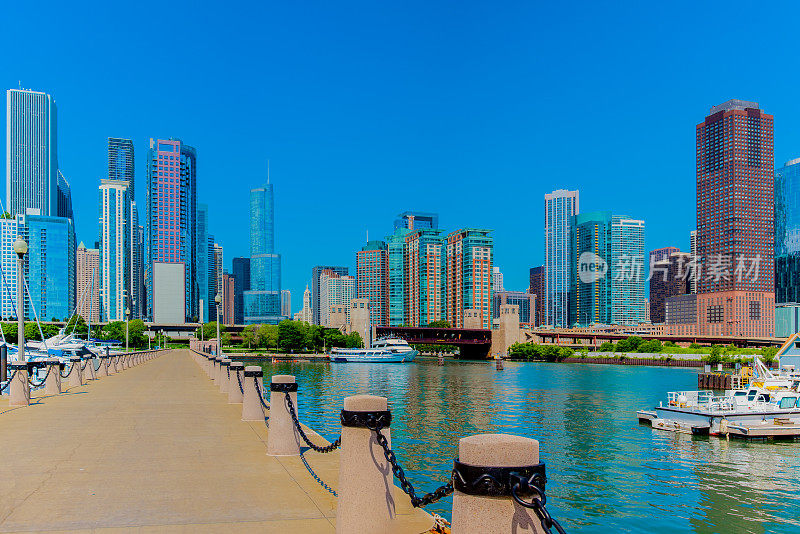 芝加哥市中心的摩天大楼和伊利诺斯州的芝加哥河