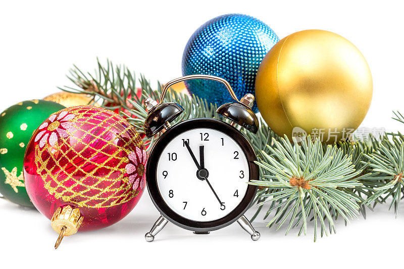 时钟与圣诞玩具和树枝的杉树在白色的背景。新年的概念。