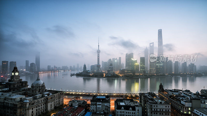黄昏时分，黄浦江与上海天际线的全景