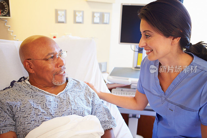 护士在病房里与年长的男病人谈话