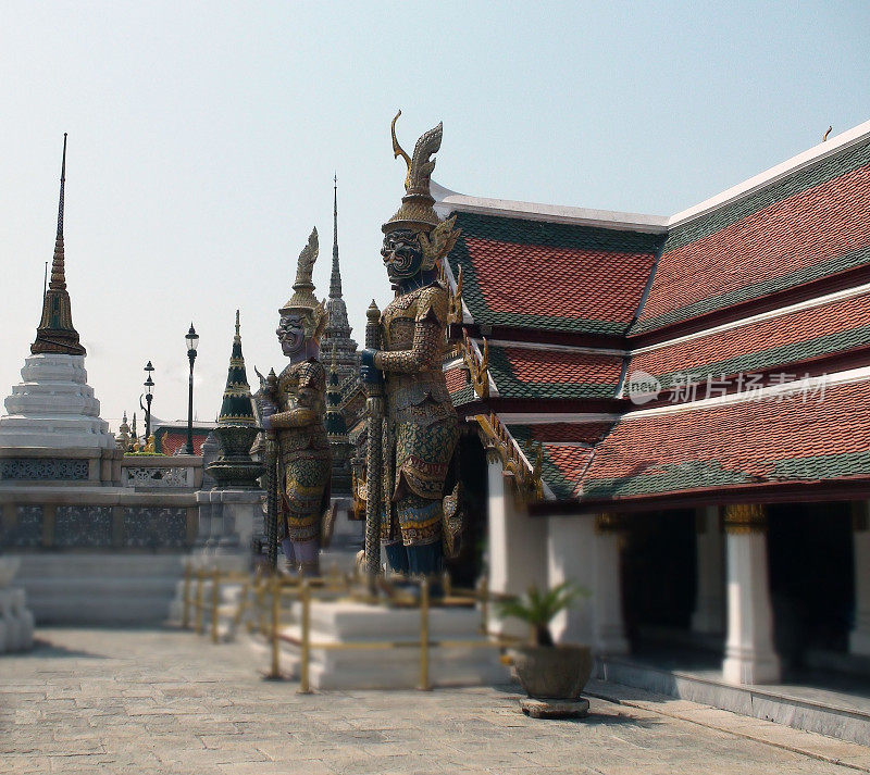 泰国大皇宫寺庙守护雕像。曼谷