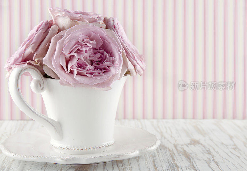 杯子里装满了一束粉红色的玫瑰