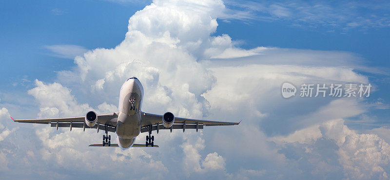 飞机。景观与大型白色客机是飞行在蓝天白云之上的晴天。的旅程。漂亮的客机正在降落。商务旅行。商用飞机