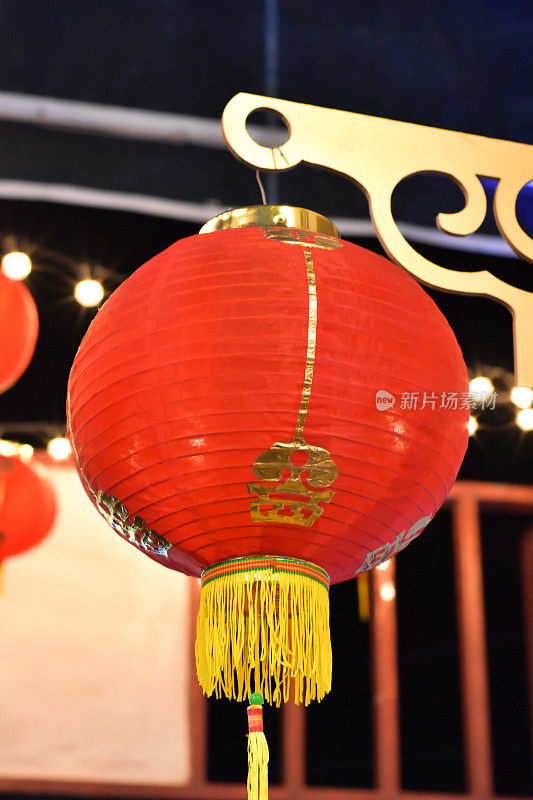 中国的灯笼在晚上只有一种红色。