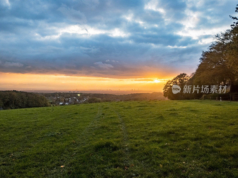 秋日风景中的落日