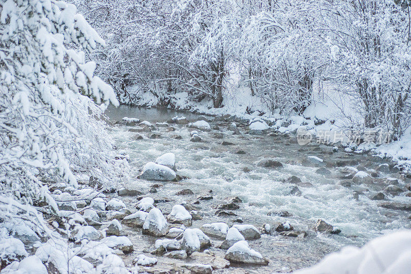 红泰区Weissach河魏滕池塘冬天下雪