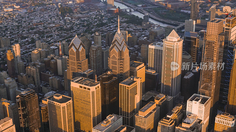费城市中心上空，清晨的阳光