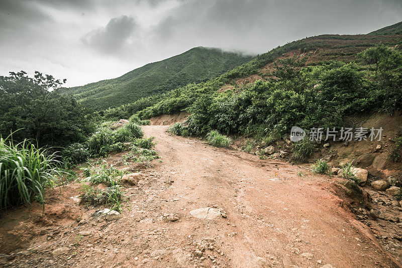 岩石路在阴天与轮胎印汽车商业