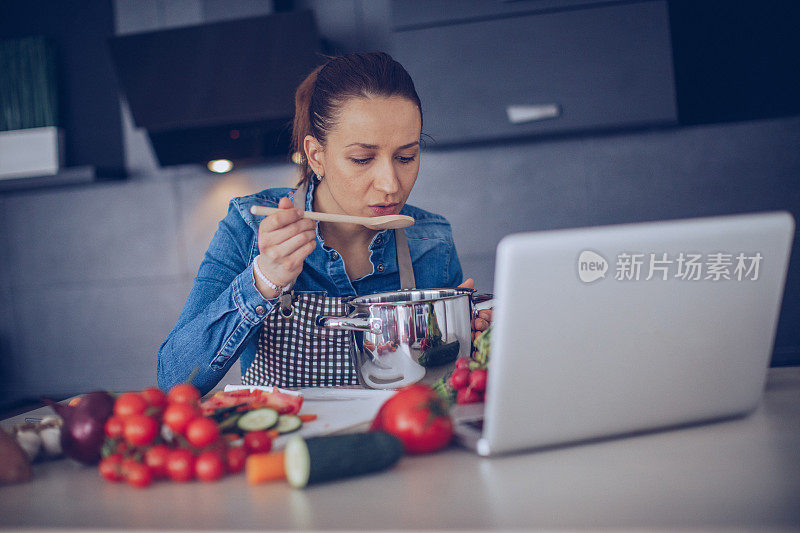 女人准备晚餐