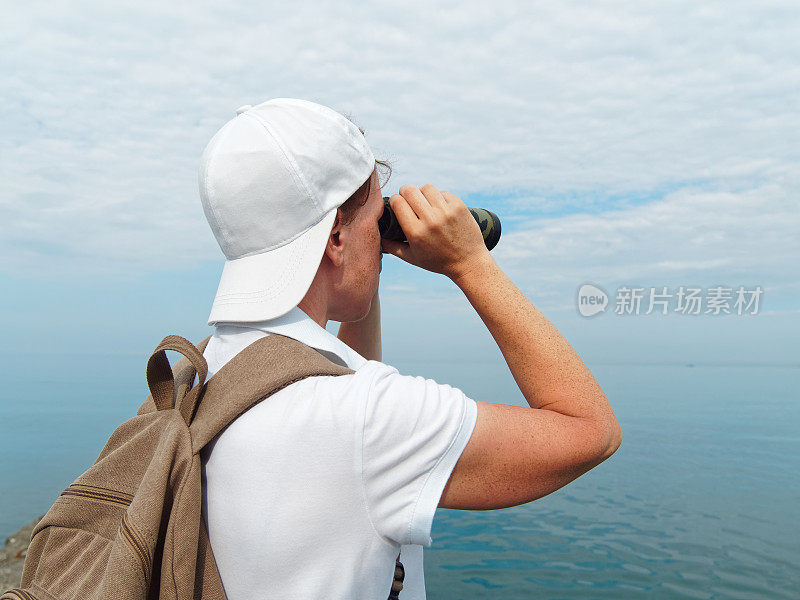 游客正在用双筒望远镜观看