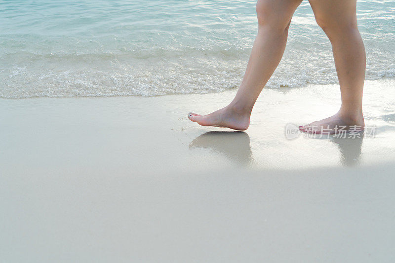 海滩旅游-女孩漫步在白色的沙滩上，度假和放松