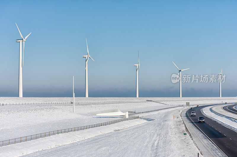 荷兰冬季景观与公路沿风力涡轮机
