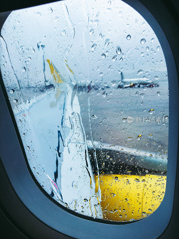 雨天从机场的飞机窗口观看