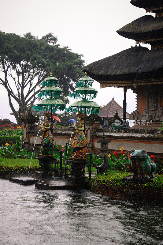 乌伦达努水庙在巴厘岛的湖中