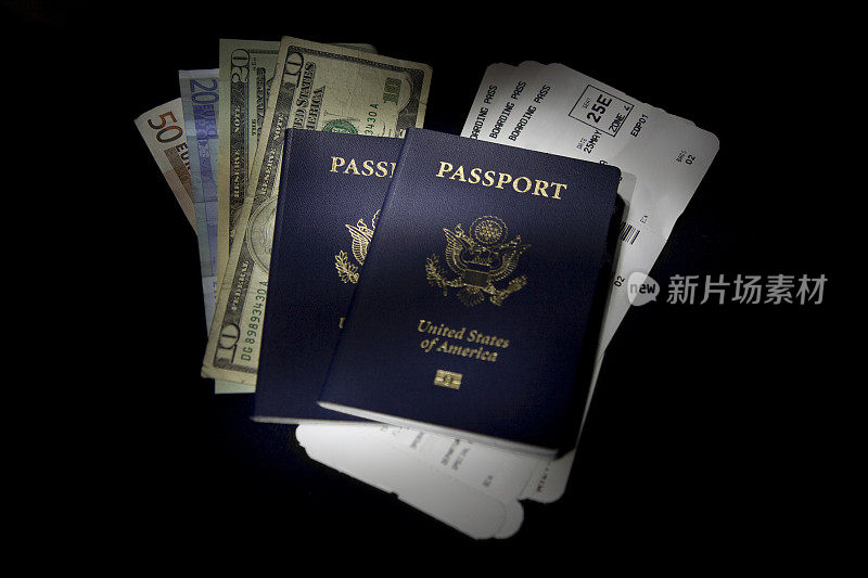 护照和登机牌，欧元和美元