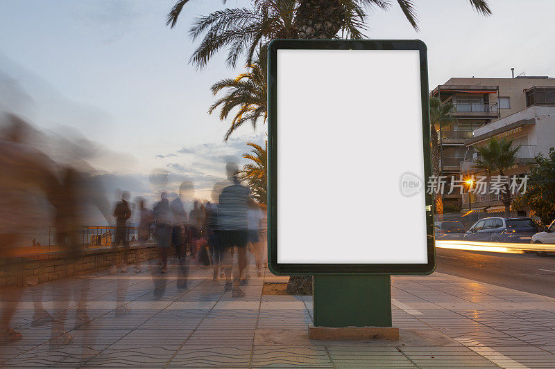 日落时分，人行道上的空白广告牌