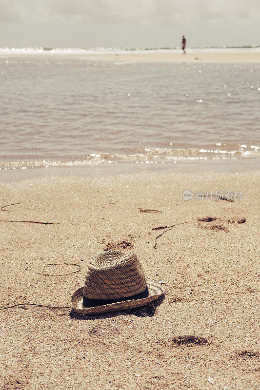 帽子放在沙滩上，海滩度假。康沃尔。