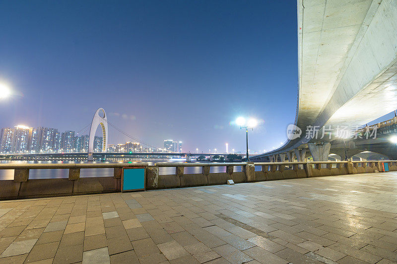 广州的夜景，珠江上的霓虹桥。