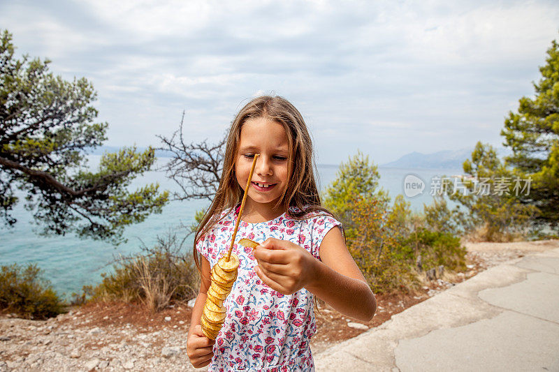 6岁的女孩在一个暑假喜欢吃炸土豆条