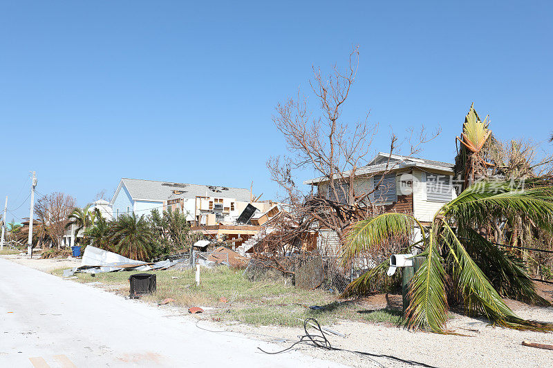 飓风艾玛过后，拉姆罗德岛街道上的飓风破坏
