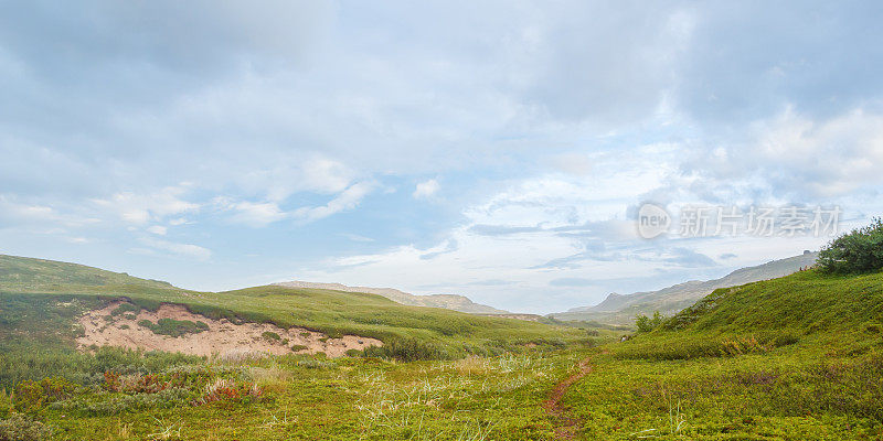 这是一条沿着俄罗斯北部冻土带绿色山谷的小路