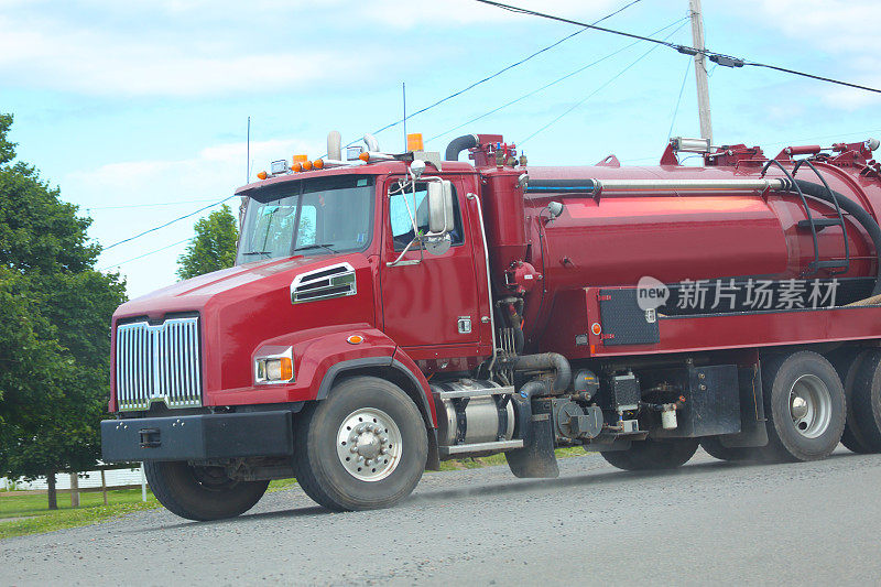 公路上用于输送污水的泵车