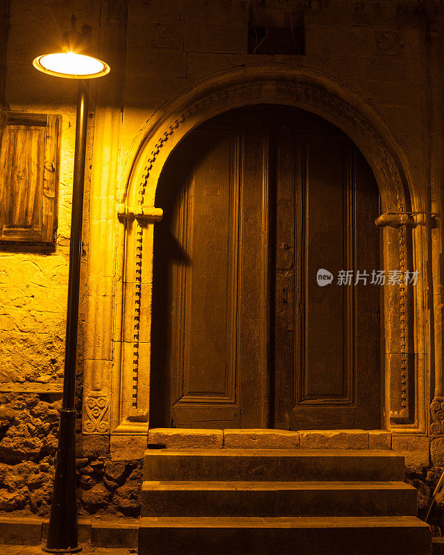 安塔利亚老城夜间的古董木门