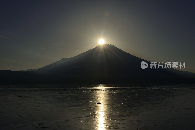 富士山钻石:日落在富士山，山中湖